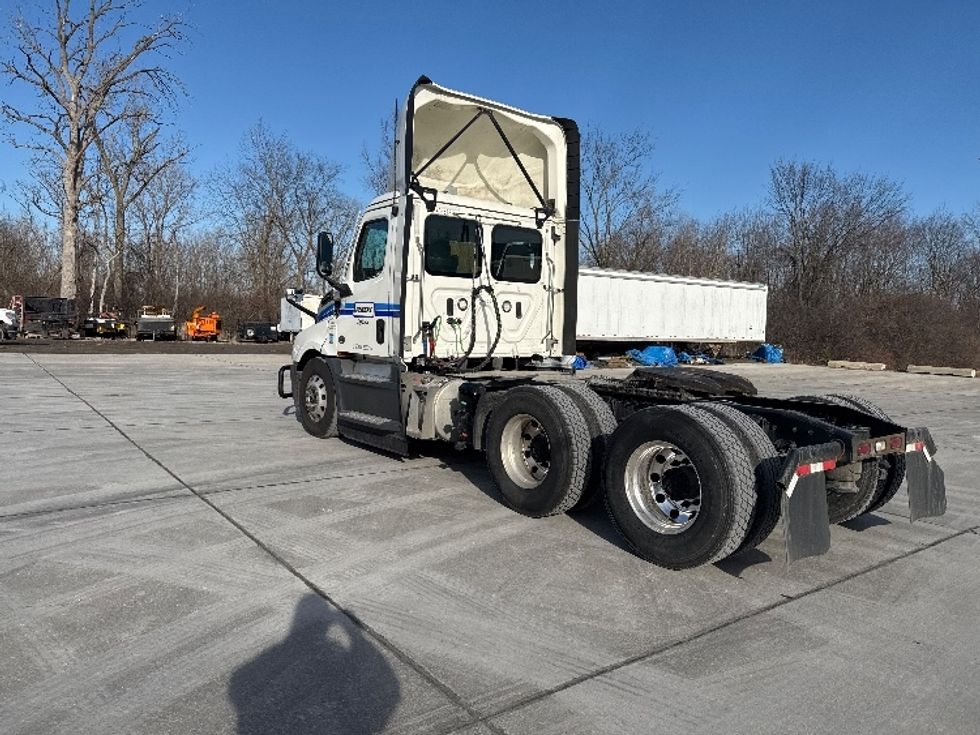 Day Cab Tractor-Heavy Duty Tractors-Freightliner-2022-T12664ST-Flat Rock-MI-397,215\n\t\tmiles-$ 60,250 - Image 5