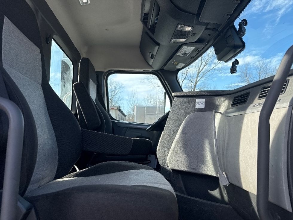 Day Cab Tractor-Heavy Duty Tractors-Freightliner-2022-T12664ST-Flat Rock-MI-397,215\n\t\tmiles-$ 61,250 - Image 10