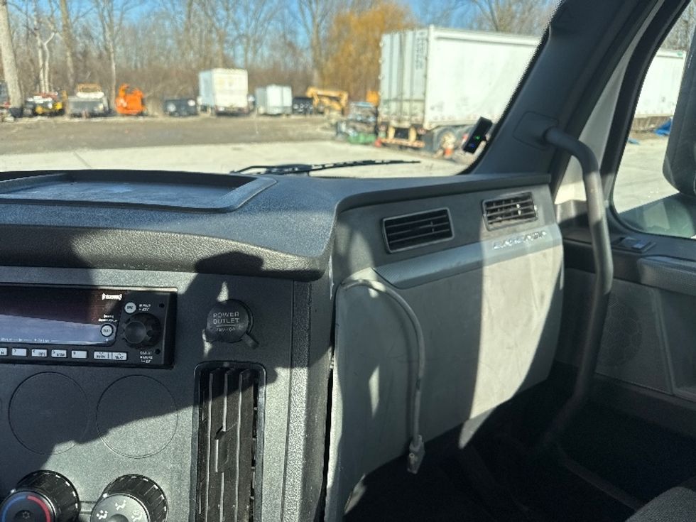 Day Cab Tractor-Heavy Duty Tractors-Freightliner-2022-T12664ST-Flat Rock-MI-397,215\n\t\tmiles-$ 61,250 - Image 14