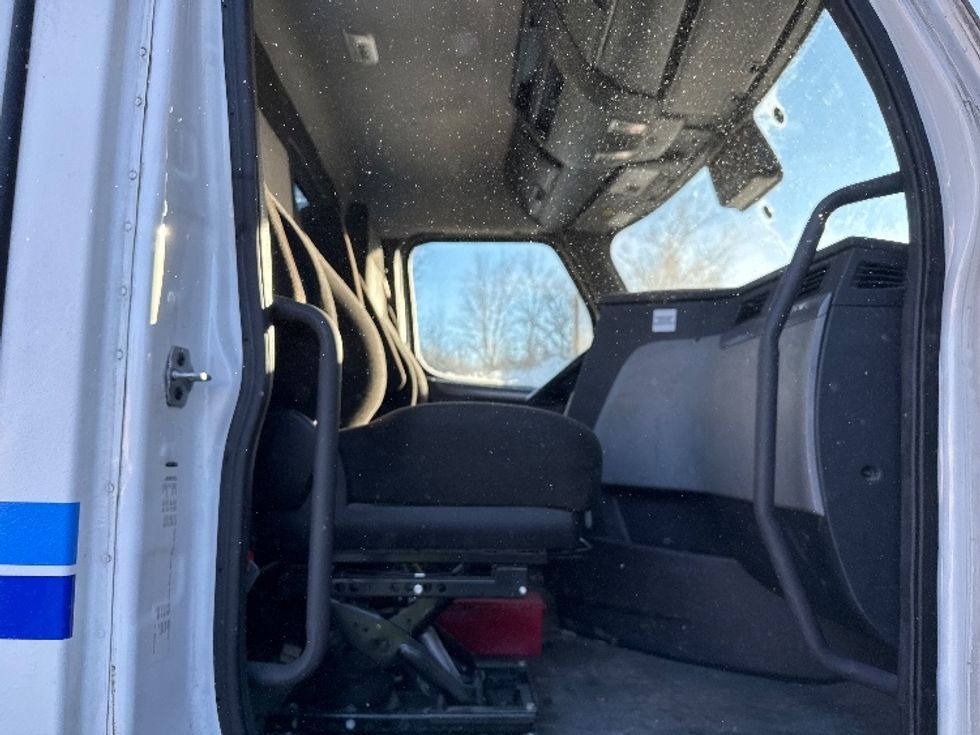 Day Cab Tractor-Heavy Duty Tractors-Freightliner-2022-T12664ST-Flat Rock-MI-397,215\n\t\tmiles-$ 61,250 - Image 18