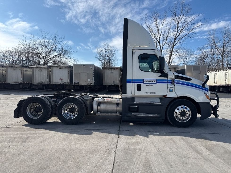 Day Cab Tractor-Heavy Duty Tractors-Freightliner-2022-T12664ST-Flat Rock-MI-397,215\n\t\tmiles-$ 61,250 - Image 9