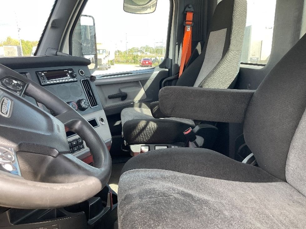 Day Cab Tractor-Heavy Duty Tractors-Freightliner-2022-T12664ST-Flat Rock-MI-610,466\n\t\tmiles-$ 35,250 - Image 10