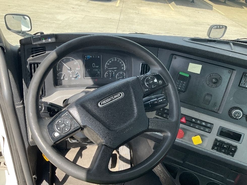 Day Cab Tractor-Heavy Duty Tractors-Freightliner-2022-T12664ST-Flat Rock-MI-610,466\n\t\tmiles-$ 35,250 - Image 11