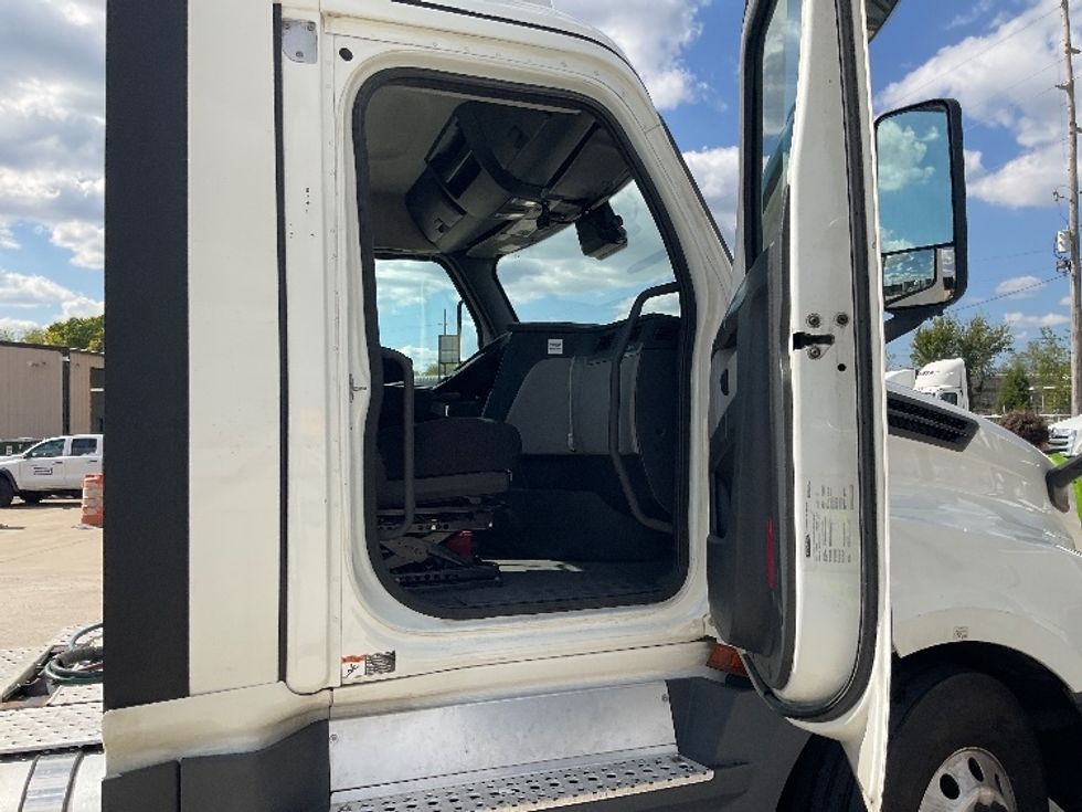 Day Cab Tractor-Heavy Duty Tractors-Freightliner-2022-T12664ST-Flat Rock-MI-610,466\n\t\tmiles-$ 35,250 - Image 12