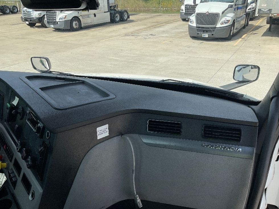 Day Cab Tractor-Heavy Duty Tractors-Freightliner-2022-T12664ST-Flat Rock-MI-610,466\n\t\tmiles-$ 35,250 - Image 13