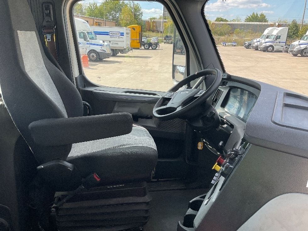 Day Cab Tractor-Heavy Duty Tractors-Freightliner-2022-T12664ST-Flat Rock-MI-610,466\n\t\tmiles-$ 35,250 - Image 14