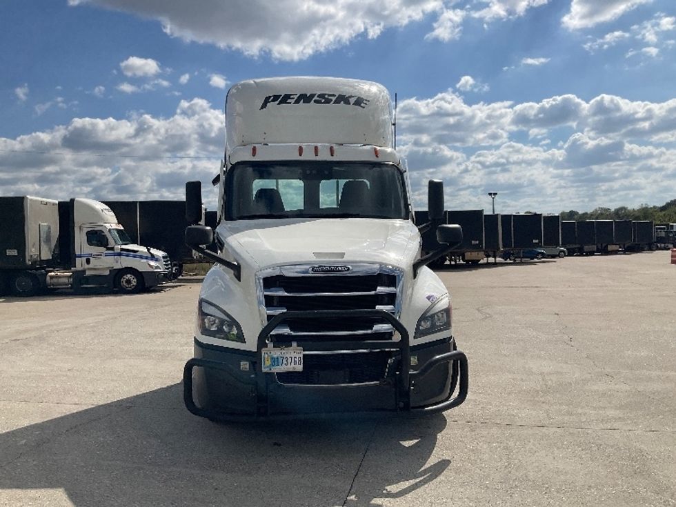 Day Cab Tractor-Heavy Duty Tractors-Freightliner-2022-T12664ST-Flat Rock-MI-610,466\n\t\tmiles-$ 35,250 - Image 2