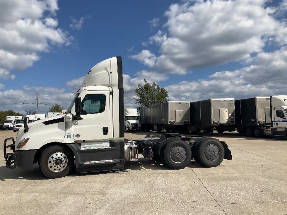 Day Cab Tractor-Heavy Duty Tractors-Freightliner-2022-T12664ST-Flat Rock-MI-610,466\n\t\tmiles-$ 35,250 - Image 4