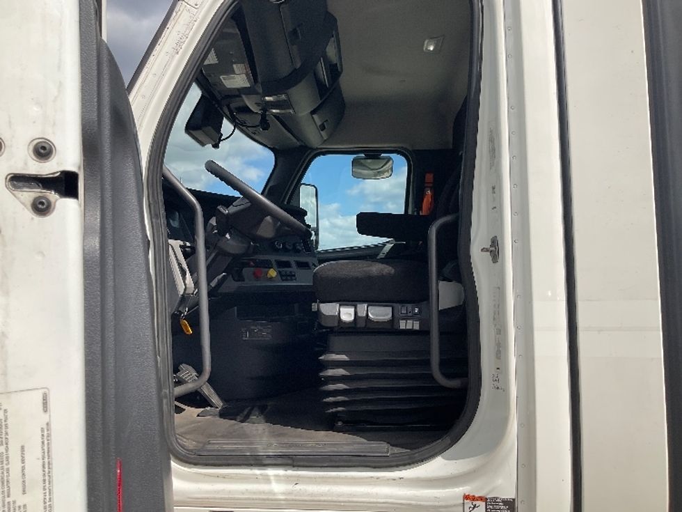 Day Cab Tractor-Heavy Duty Tractors-Freightliner-2022-T12664ST-Flat Rock-MI-610,466\n\t\tmiles-$ 35,250 - Image 9