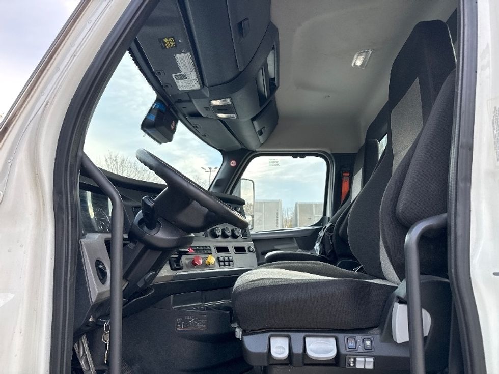 Day Cab Tractor-Heavy Duty Tractors-Freightliner-2022-T12664ST-Flat Rock-MI-633,764\n\t\tmiles-$ 33,000 - Image 12