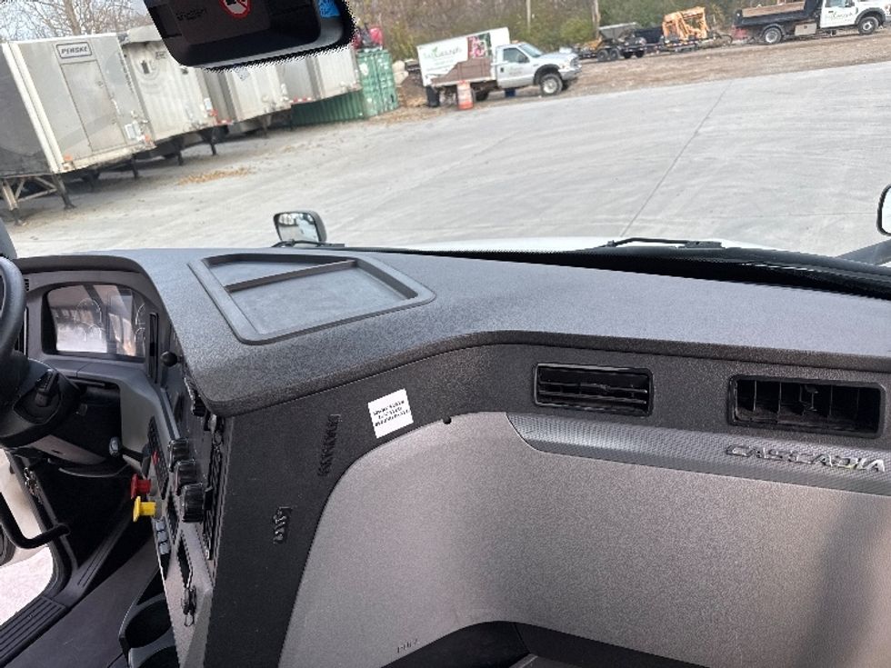 Day Cab Tractor-Heavy Duty Tractors-Freightliner-2022-T12664ST-Flat Rock-MI-633,764\n\t\tmiles-$ 33,000 - Image 15