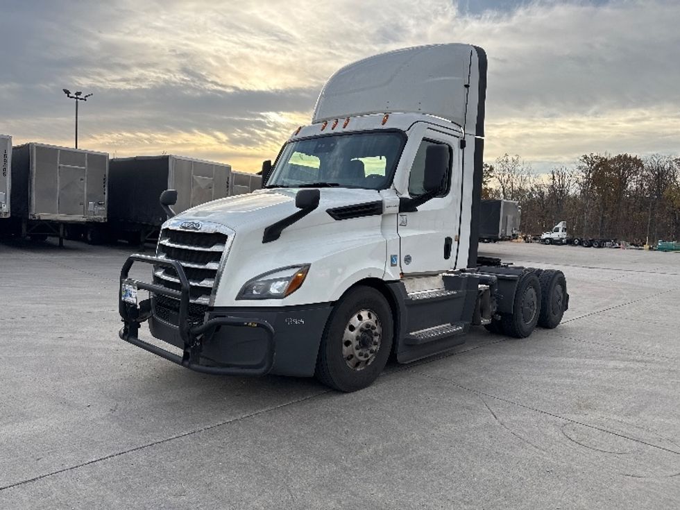 Day Cab Tractor-Heavy Duty Tractors-Freightliner-2022-T12664ST-Flat Rock-MI-633,764\n\t\tmiles-$ 33,000 - Image 2