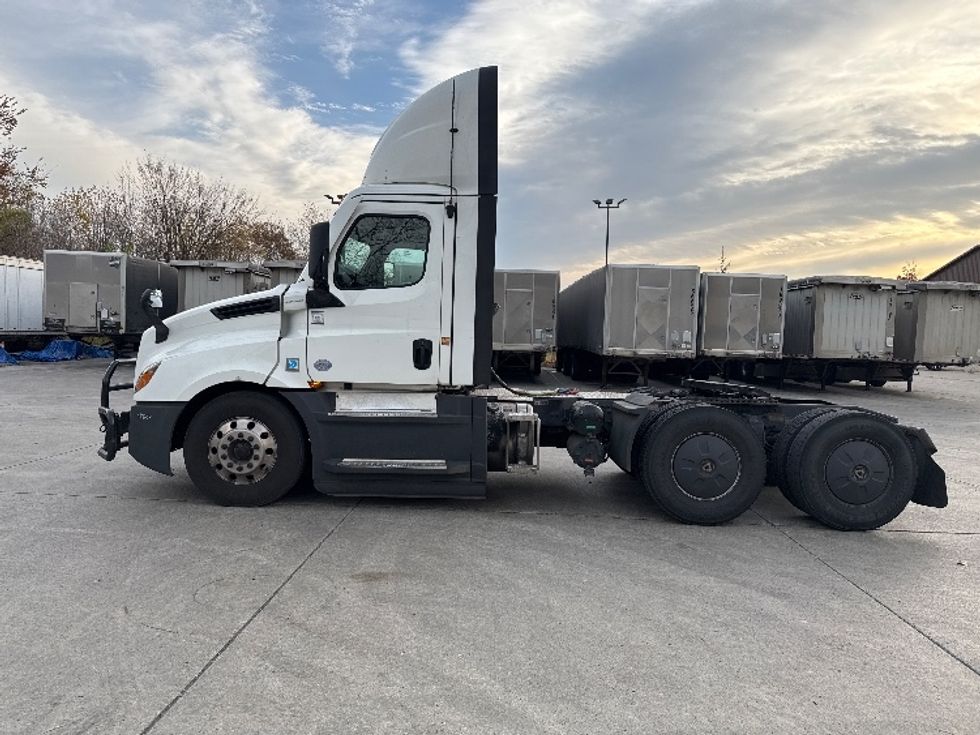 Day Cab Tractor-Heavy Duty Tractors-Freightliner-2022-T12664ST-Flat Rock-MI-633,764\n\t\tmiles-$ 33,000 - Image 3