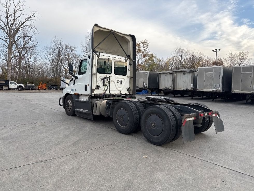 Day Cab Tractor-Heavy Duty Tractors-Freightliner-2022-T12664ST-Flat Rock-MI-633,764\n\t\tmiles-$ 33,000 - Image 4