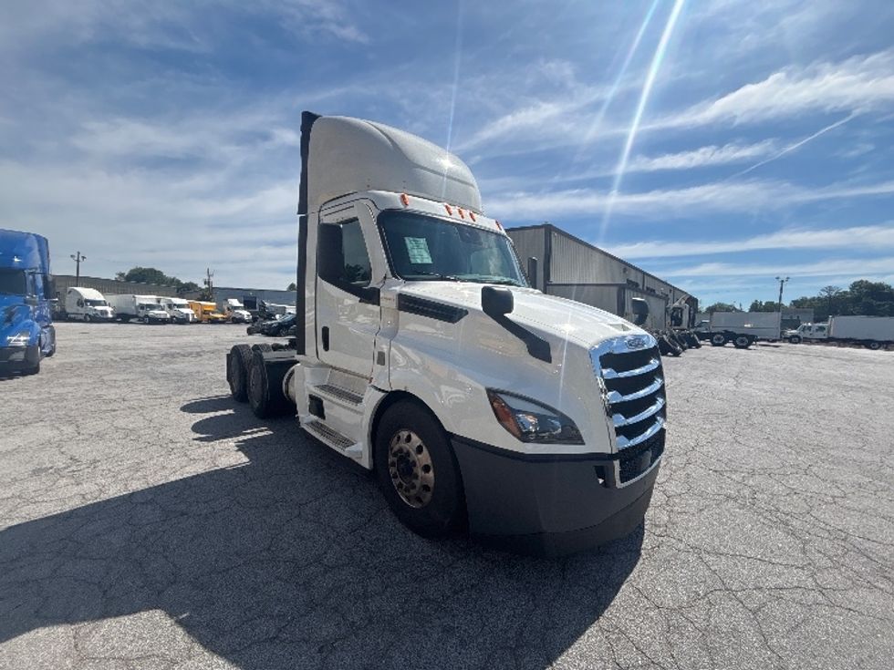 Day Cab Tractor-Heavy Duty Tractors-Freightliner-2022-T12664ST-Forest Park-GA-657,177\n\t\tmiles-$ 33,000 - Image 1