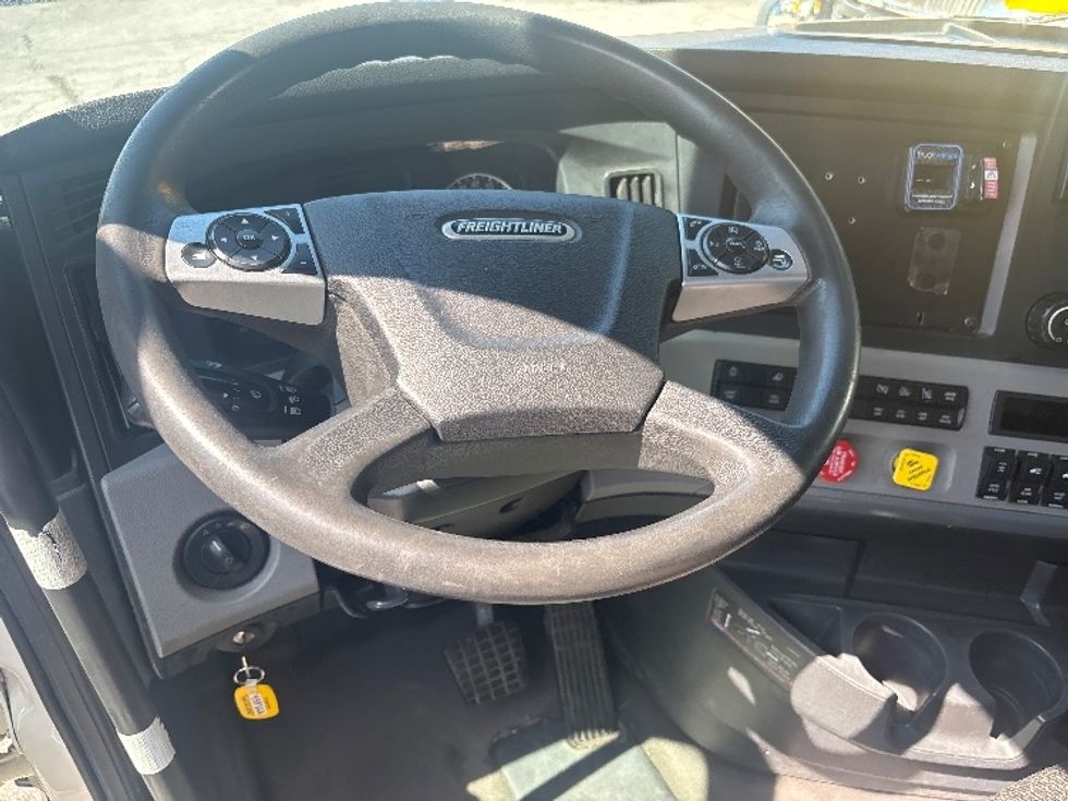 Day Cab Tractor-Heavy Duty Tractors-Freightliner-2022-T12664ST-Forest Park-GA-657,177\n\t\tmiles-$ 33,000 - Image 11