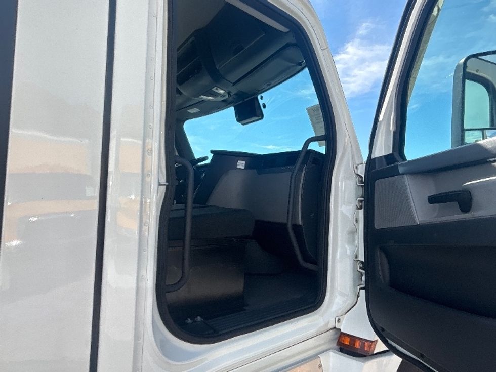 Day Cab Tractor-Heavy Duty Tractors-Freightliner-2022-T12664ST-Forest Park-GA-657,177\n\t\tmiles-$ 33,000 - Image 12