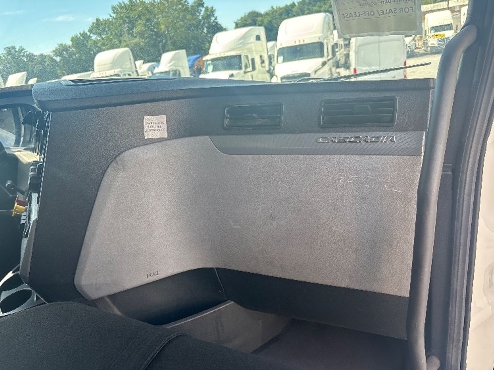Day Cab Tractor-Heavy Duty Tractors-Freightliner-2022-T12664ST-Forest Park-GA-657,177\n\t\tmiles-$ 33,000 - Image 13