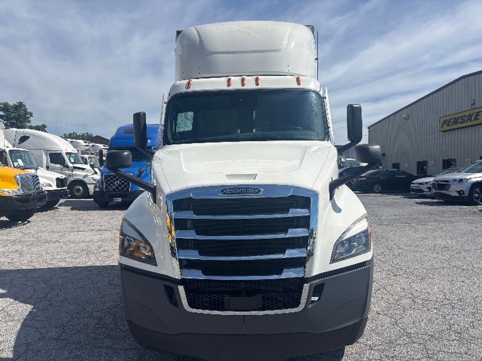 Day Cab Tractor-Heavy Duty Tractors-Freightliner-2022-T12664ST-Forest Park-GA-657,177\n\t\tmiles-$ 33,000 - Image 2