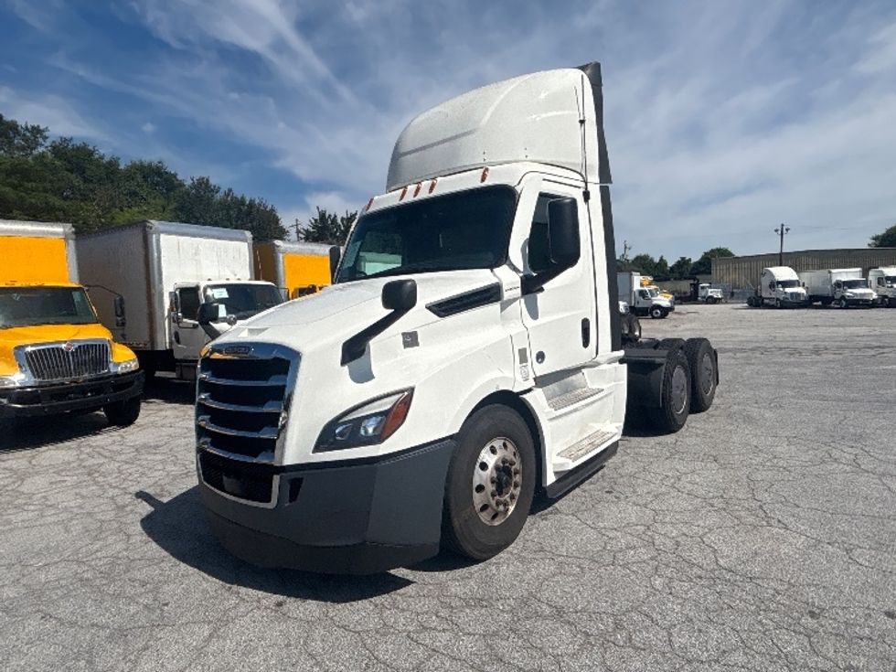 Day Cab Tractor-Heavy Duty Tractors-Freightliner-2022-T12664ST-Forest Park-GA-657,177\n\t\tmiles-$ 33,000 - Image 3