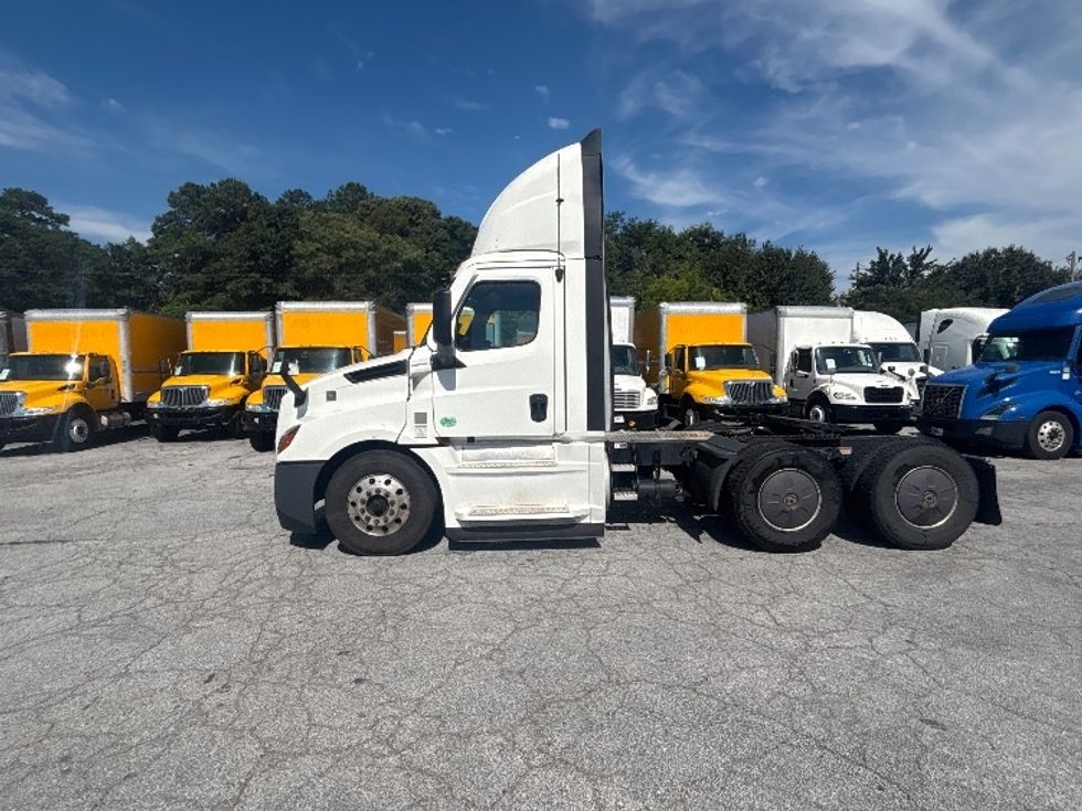 Day Cab Tractor-Heavy Duty Tractors-Freightliner-2022-T12664ST-Forest Park-GA-657,177\n\t\tmiles-$ 33,000 - Image 4
