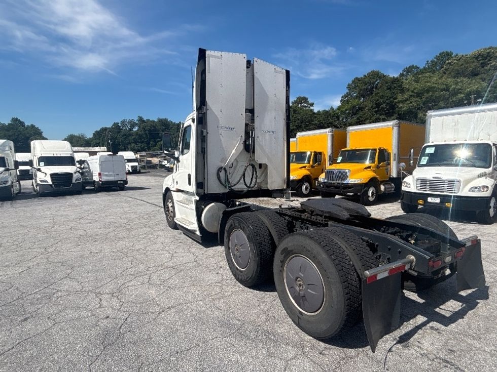 Day Cab Tractor-Heavy Duty Tractors-Freightliner-2022-T12664ST-Forest Park-GA-657,177\n\t\tmiles-$ 33,000 - Image 5