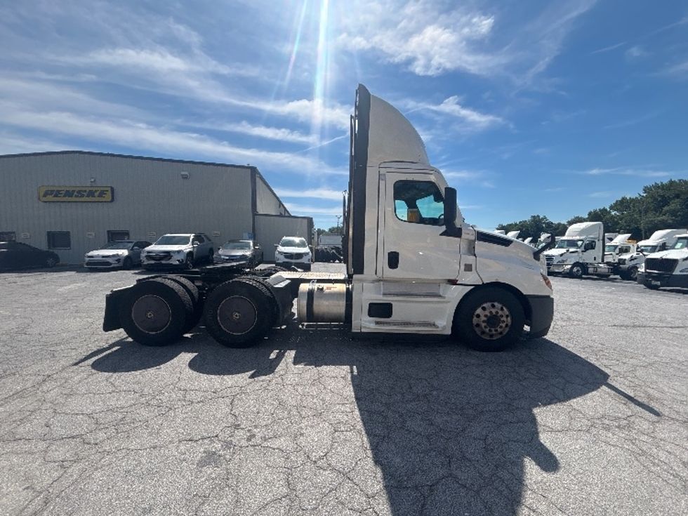 Day Cab Tractor-Heavy Duty Tractors-Freightliner-2022-T12664ST-Forest Park-GA-657,177\n\t\tmiles-$ 33,000 - Image 8