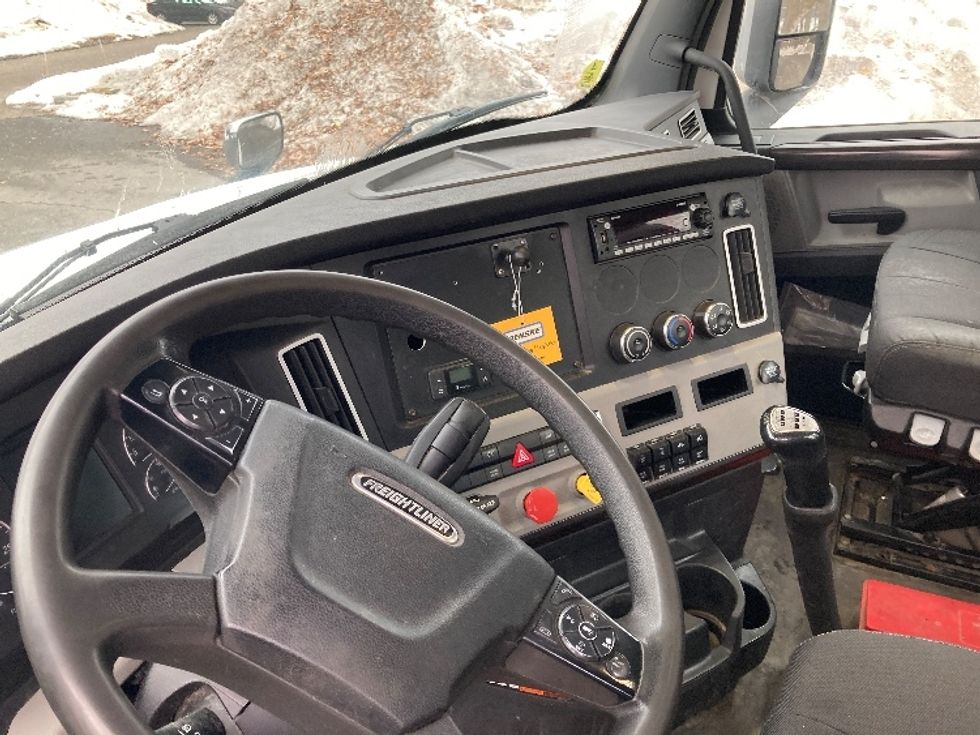 Day Cab Tractor-Heavy Duty Tractors-Freightliner-2022-T12664ST-Franklin-MA-434,533\n\t\tmiles-$ 47,500 - Image 10