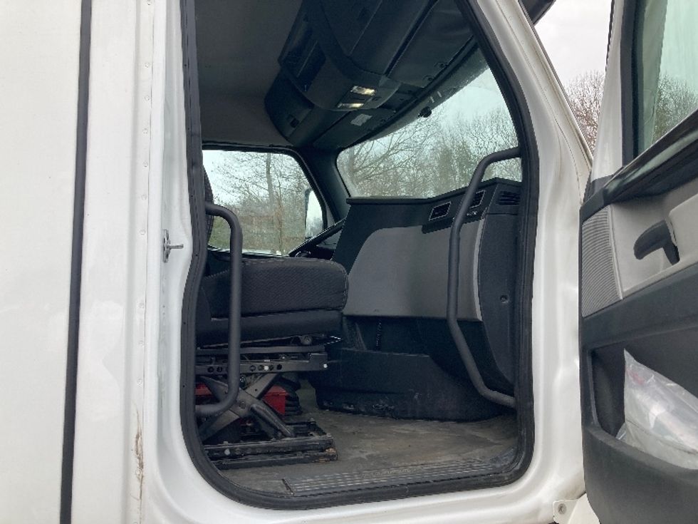 Day Cab Tractor-Heavy Duty Tractors-Freightliner-2022-T12664ST-Franklin-MA-434,533\n\t\tmiles-$ 47,500 - Image 12