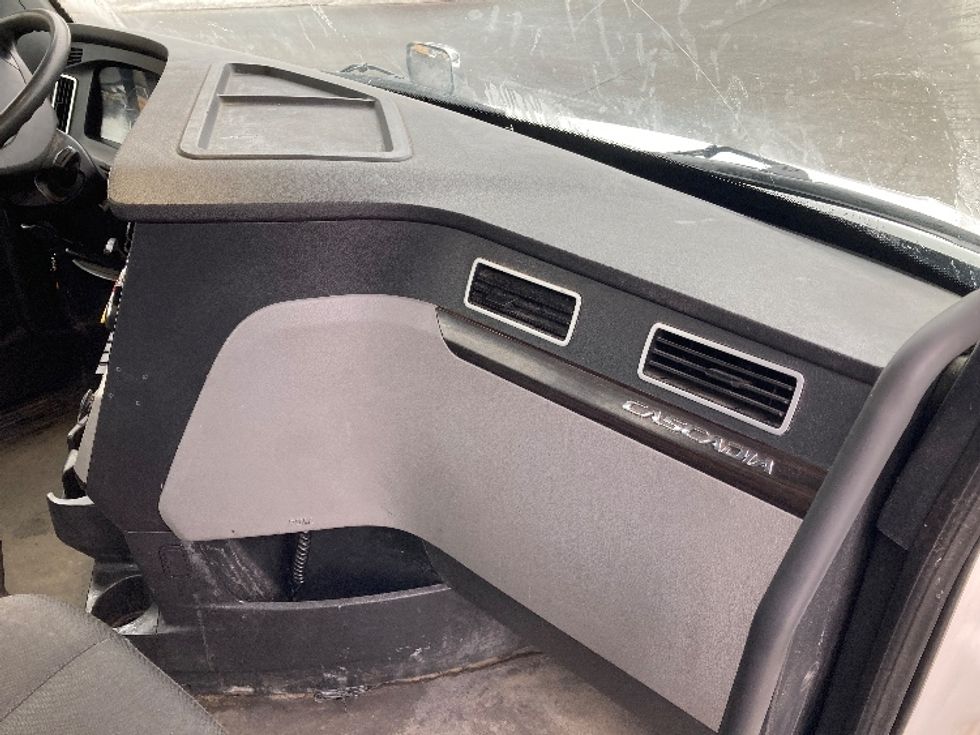 Day Cab Tractor-Heavy Duty Tractors-Freightliner-2022-T12664ST-Franklin-MA-434,533\n\t\tmiles-$ 47,500 - Image 13