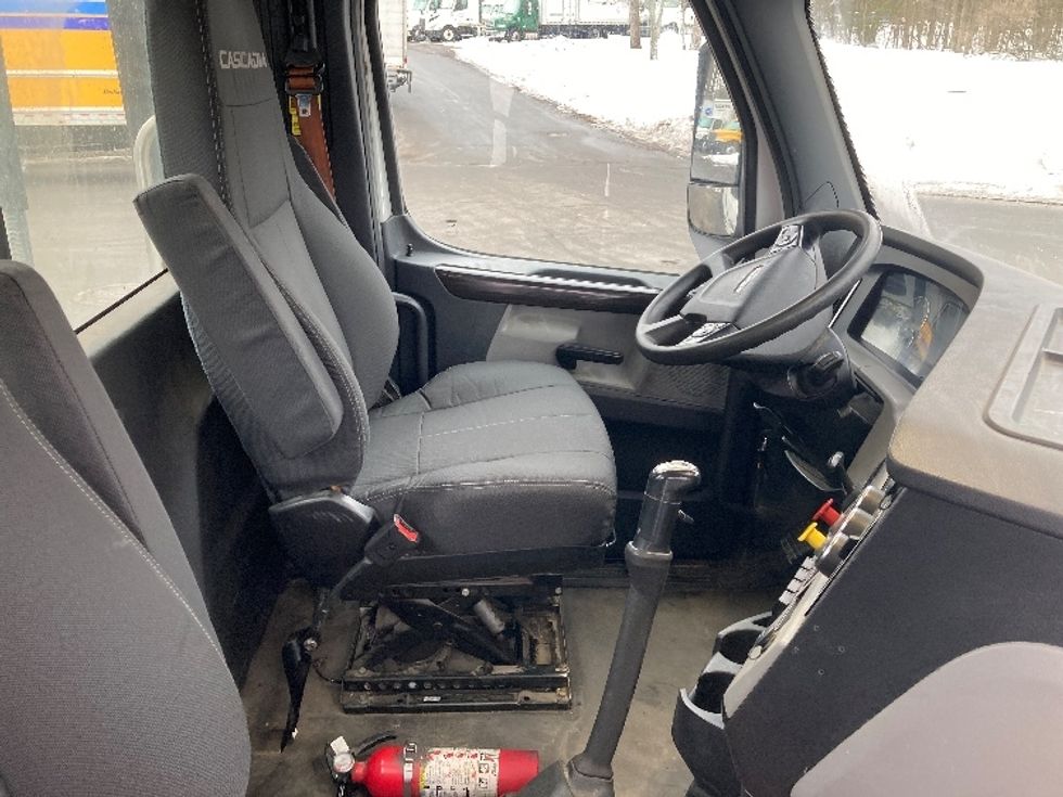 Day Cab Tractor-Heavy Duty Tractors-Freightliner-2022-T12664ST-Franklin-MA-434,533\n\t\tmiles-$ 47,500 - Image 14