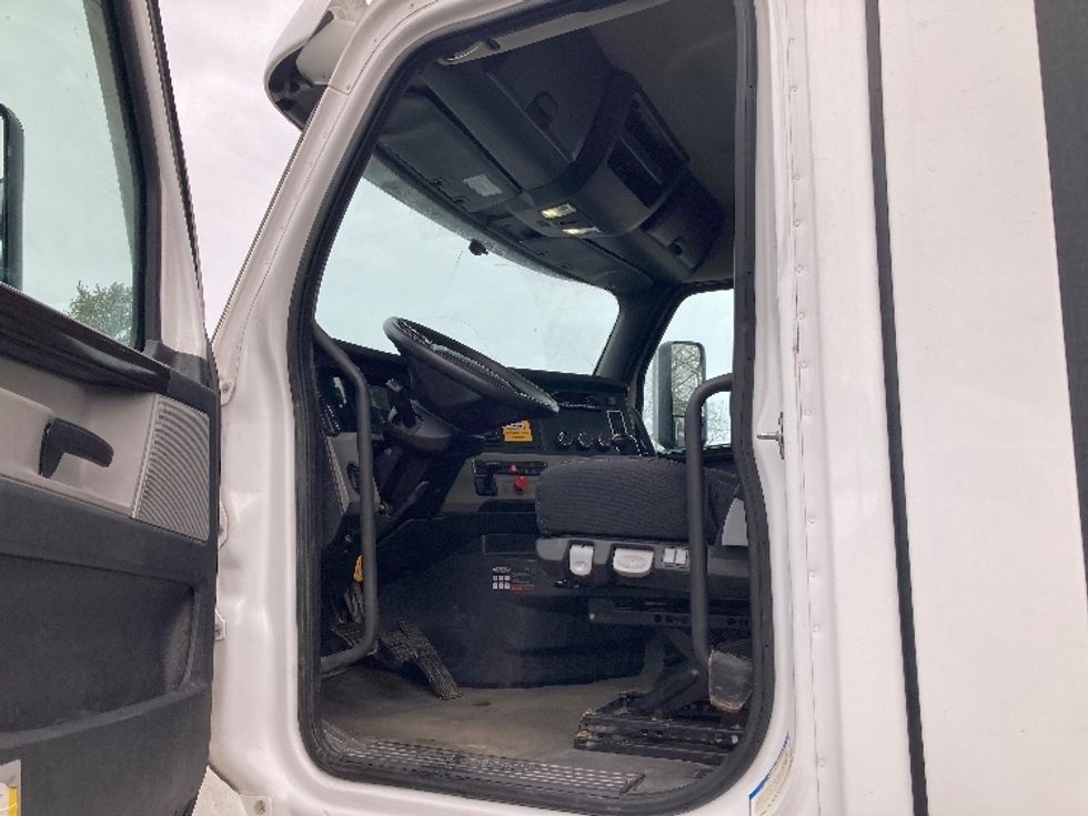 Day Cab Tractor-Heavy Duty Tractors-Freightliner-2022-T12664ST-Franklin-MA-434,533\n\t\tmiles-$ 47,500 - Image 9