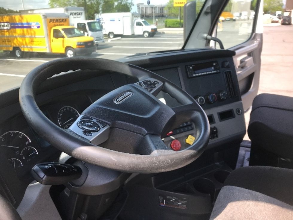 2022 Freightliner Cascadia 126" Day cab photo 10