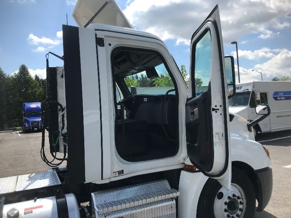 2022 Freightliner Cascadia 126" Day cab photo 12