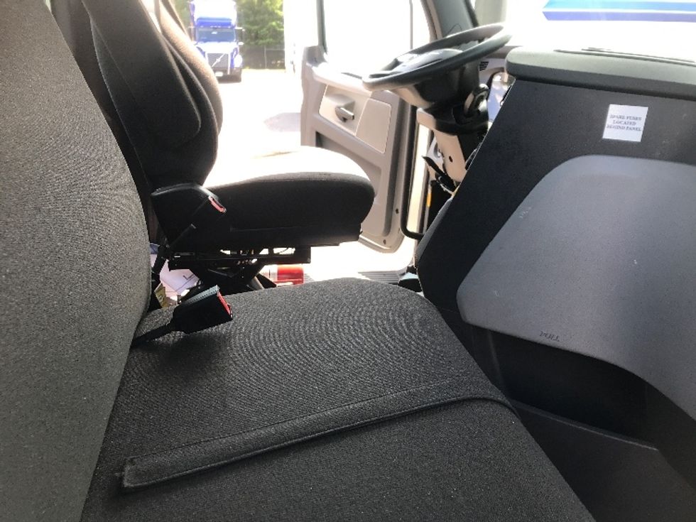 2022 Freightliner Cascadia 126" Day cab photo 13