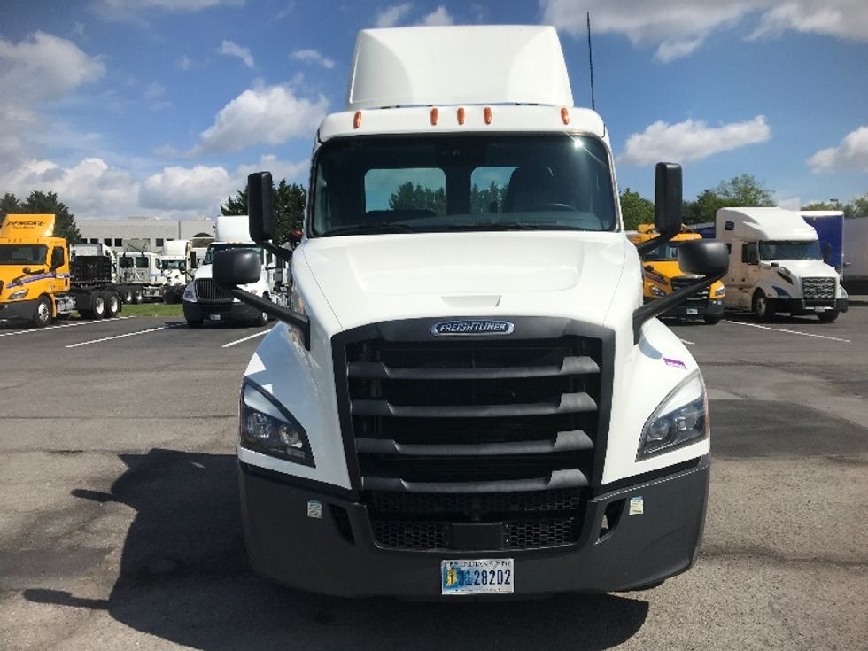 2022 Freightliner Cascadia 126" Day cab photo 2