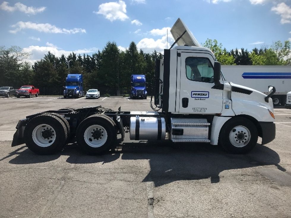2022 Freightliner Cascadia 126" Day cab photo 8