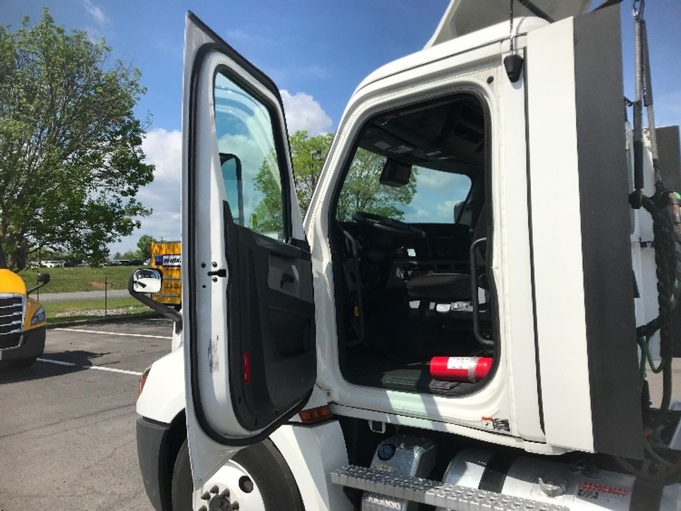 2022 Freightliner Cascadia 126" Day cab photo 9