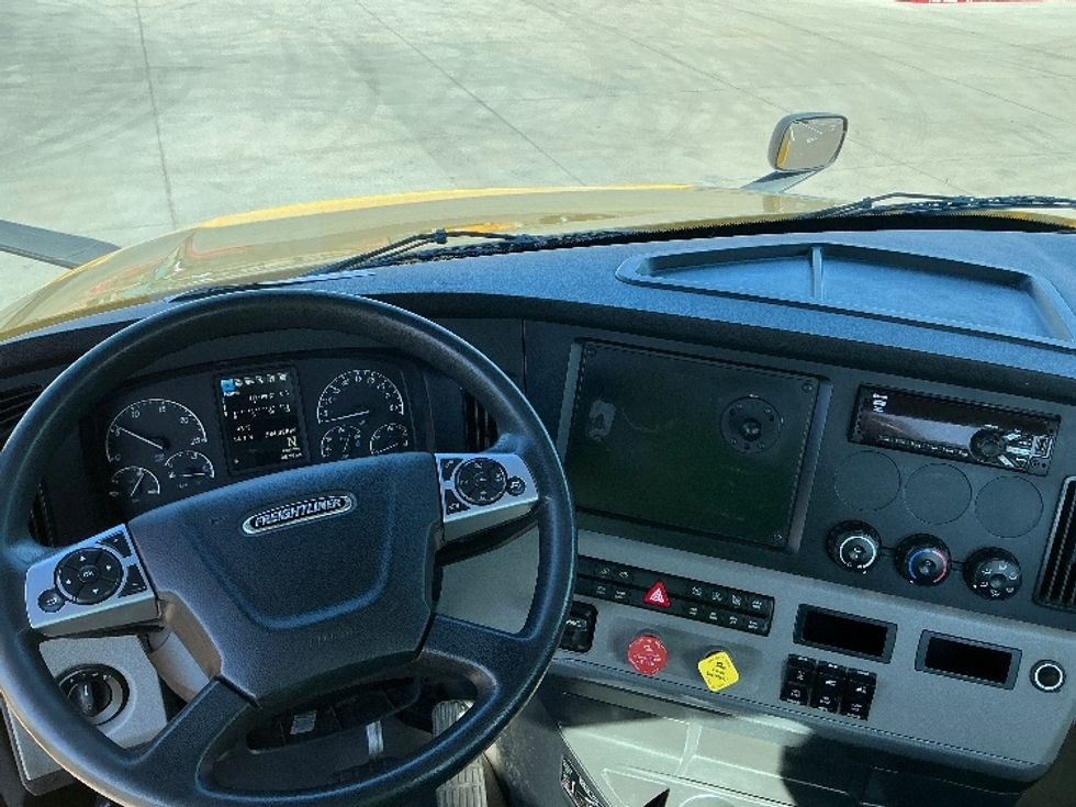 Day Cab Tractor-Heavy Duty Tractors-Freightliner-2022-T12664ST-Goodyear-AZ-284,028\n\t\tmiles-$ 78,500 - Image 11