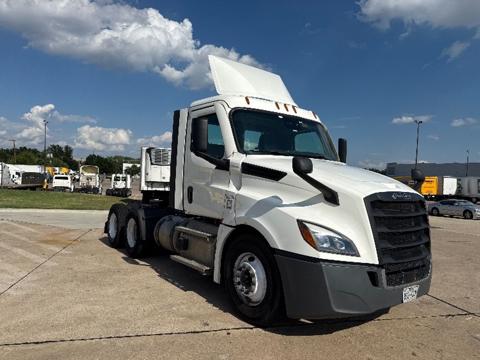 Day Cab Tractor-Heavy Duty Tractors-Freightliner-2022-T12664ST-Grand Prairie-TX-351,748\n\t\tmiles-$ 77,000 - Image 1