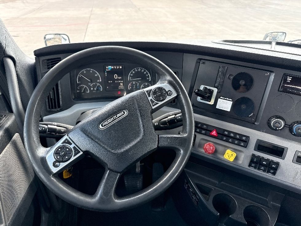 Day Cab Tractor-Heavy Duty Tractors-Freightliner-2022-T12664ST-Grand Prairie-TX-351,748\n\t\tmiles-$ 77,000 - Image 11