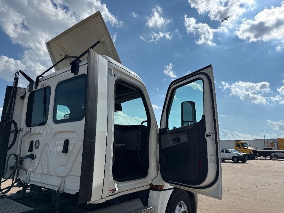 Day Cab Tractor-Heavy Duty Tractors-Freightliner-2022-T12664ST-Grand Prairie-TX-351,748\n\t\tmiles-$ 77,000 - Image 12