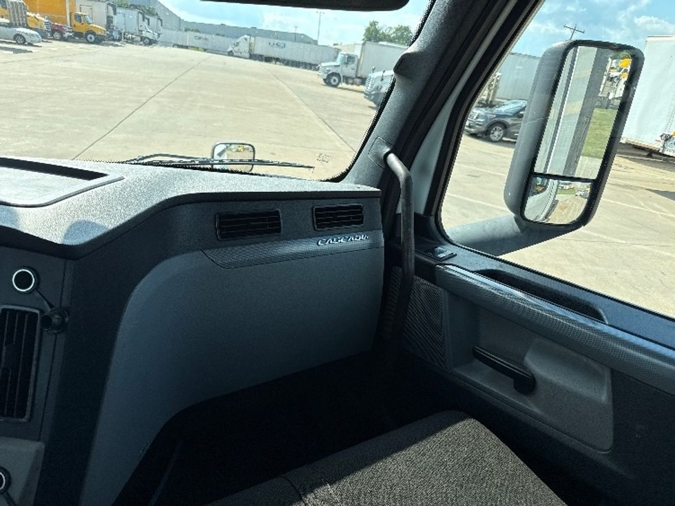 Day Cab Tractor-Heavy Duty Tractors-Freightliner-2022-T12664ST-Grand Prairie-TX-351,748\n\t\tmiles-$ 77,000 - Image 13
