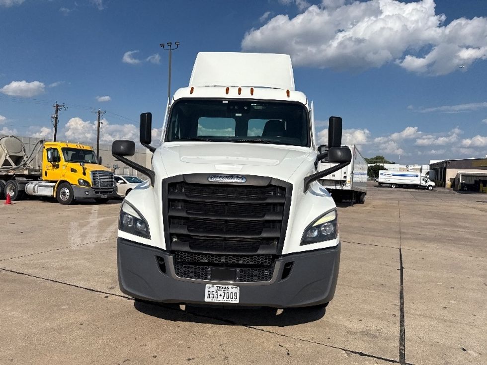 Day Cab Tractor-Heavy Duty Tractors-Freightliner-2022-T12664ST-Grand Prairie-TX-351,748\n\t\tmiles-$ 77,000 - Image 2