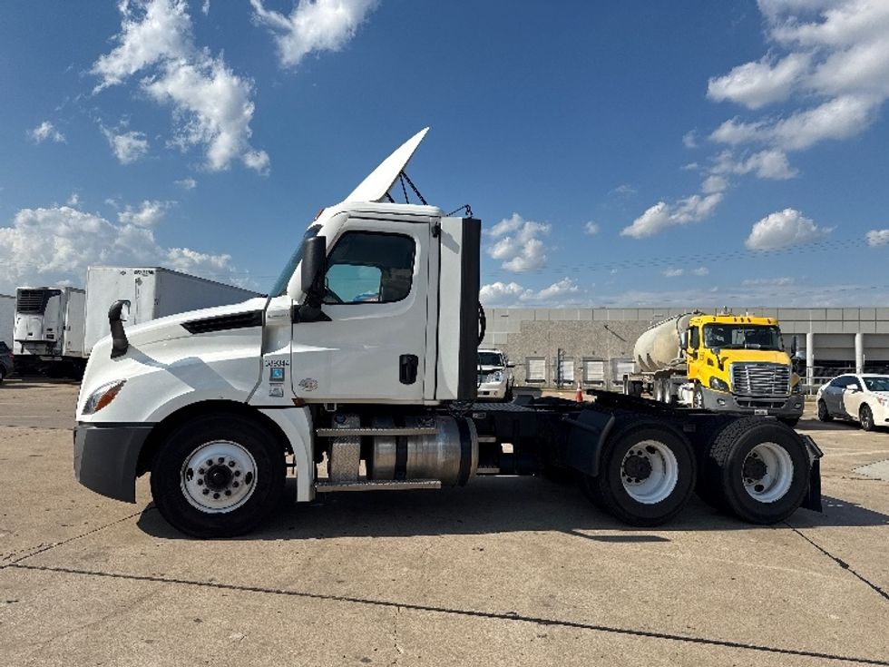 Day Cab Tractor-Heavy Duty Tractors-Freightliner-2022-T12664ST-Grand Prairie-TX-351,748\n\t\tmiles-$ 77,000 - Image 4