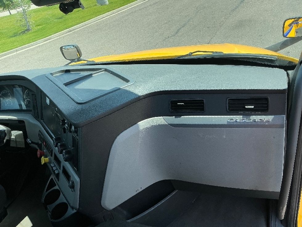 Day Cab Tractor-Heavy Duty Tractors-Freightliner-2022-T12664ST-Greeley-CO-105,890\n\t\tmiles-$ 86,500 - Image 12