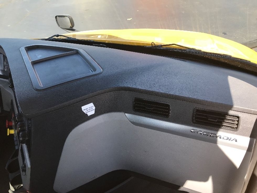 Day Cab Tractor-Heavy Duty Tractors-Freightliner-2022-T12664ST-Greeley-CO-117,945\n\t\tmiles-$ 86,000 - Image 13