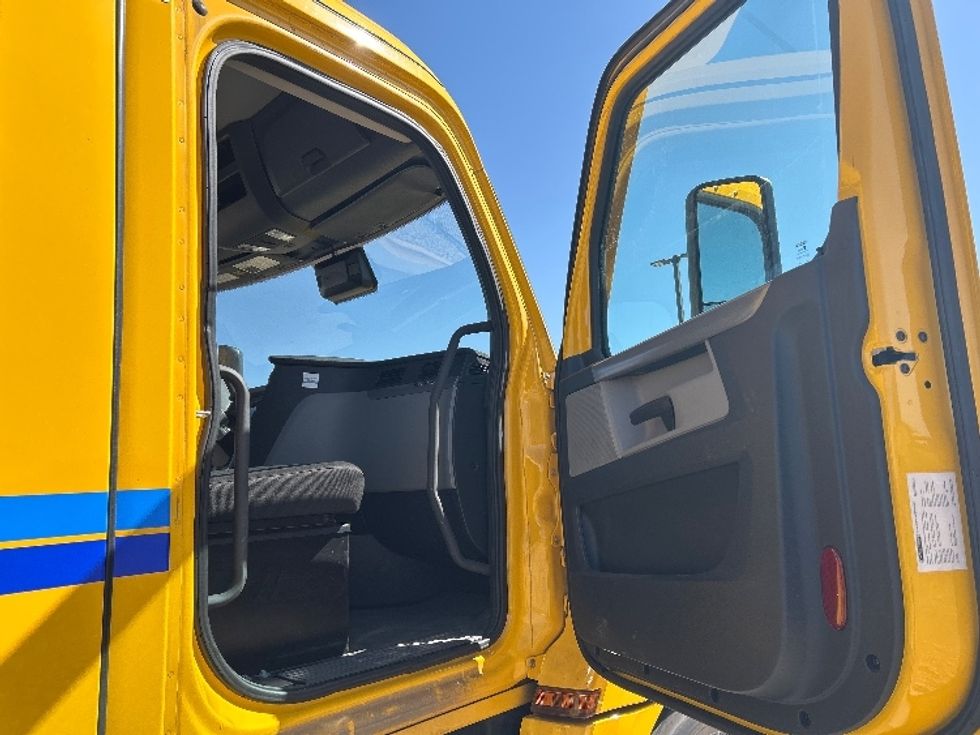 Day Cab Tractor-Heavy Duty Tractors-Freightliner-2022-T12664ST-Greeley-CO-312,161\n\t\tmiles-$ 69,750 - Image 12