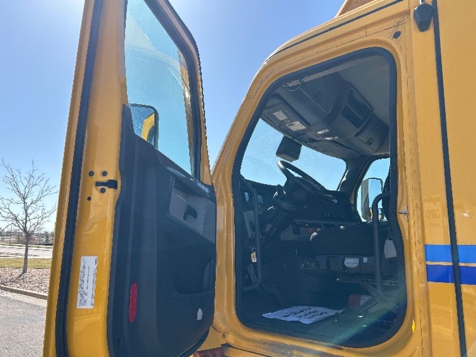 Day Cab Tractor-Heavy Duty Tractors-Freightliner-2022-T12664ST-Greeley-CO-312,161\n\t\tmiles-$ 69,750 - Image 9