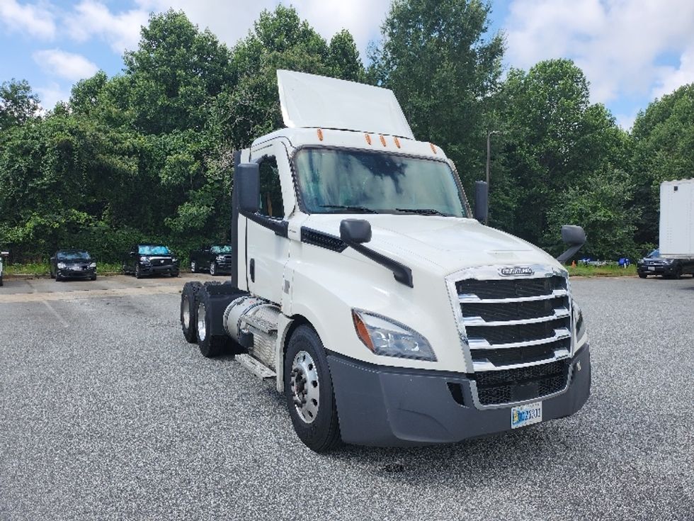 Day Cab Tractor-Heavy Duty Tractors-Freightliner-2022-T12664ST-Greensboro-NC-574,517\n\t\tmiles-$ 46,000 - Image 1